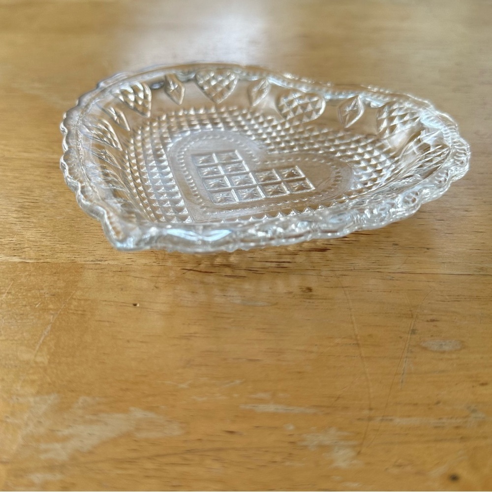 Vintage 70s Avon Glass Heart Trinket Dish - Picture 2 of 4